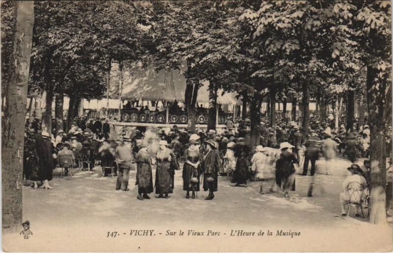 Carte postale ancienne Vichy L'Heure de la Musique France à Vichy