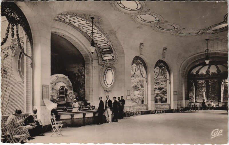 Carte postale ancienne Vichy Source des Celestins France à Vichy