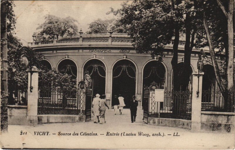 Carte postale ancienne Vichy Source des Celestins France à Vichy