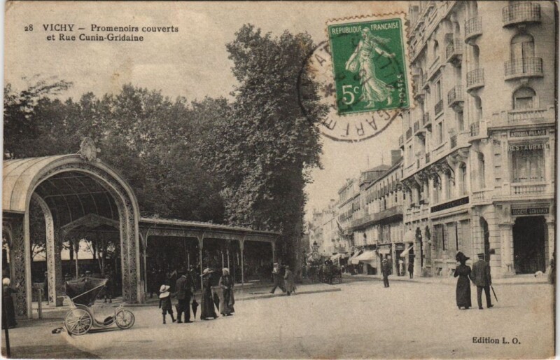 Carte postale ancienne Vichy Promenades couvertes France à Nades