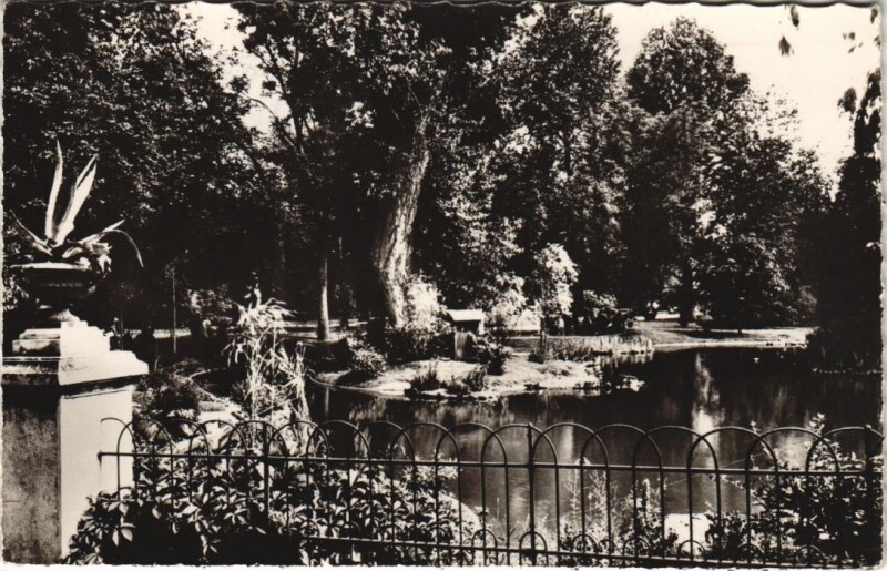 Carte postale ancienne Vichy Un Coin des nouveaux Parcs France à Vichy