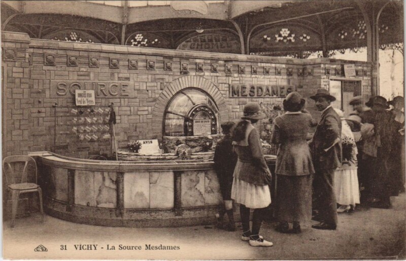 Carte postale ancienne Vichy La Source Mesdames France à Vichy