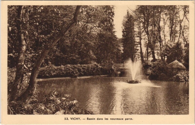 Carte postale ancienne Vichy Bassin dans les nouveaux parcs France à Vichy