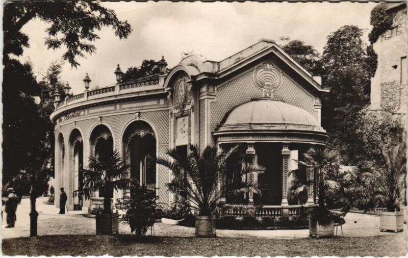 Carte postale ancienne Vichy La source des Celestins France à Vichy