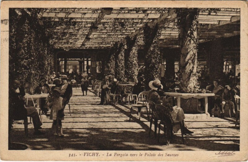 Carte postale ancienne Vichy La Pergola vers le Palais des Sources France à Vichy