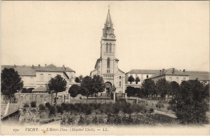 Carte postale ancienne Vichy L'Hotel Dieu France à Vichy