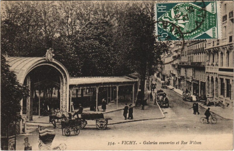 Carte postale ancienne Vichy Galeries couvertes et Rue Wilson France à Vichy