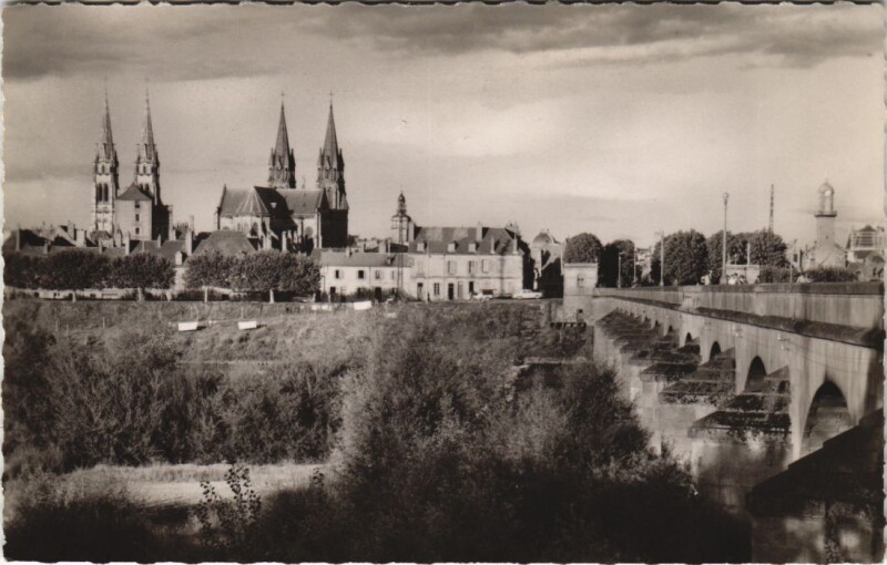 Carte postale ancienne Moulins Le Pont Regemortes et vue generale France à Moulins