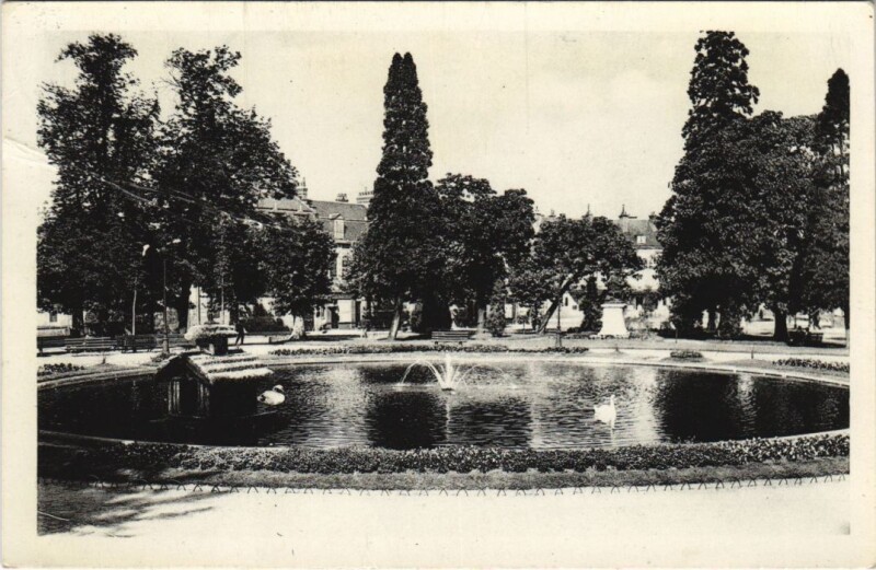 Carte postale ancienne Moulins Bassin de la Place de la Republique France à Moulins