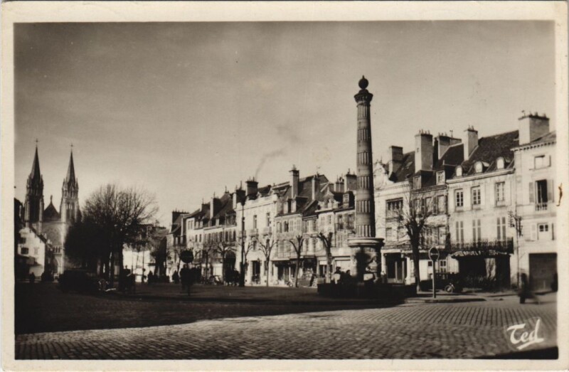 Carte postale ancienne Moulins La Place d'Allier France à Moulins