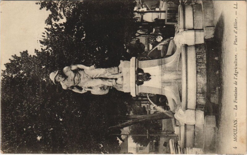 Carte postale ancienne Moulins La Fontaine de l'Agriculture France à Moulins