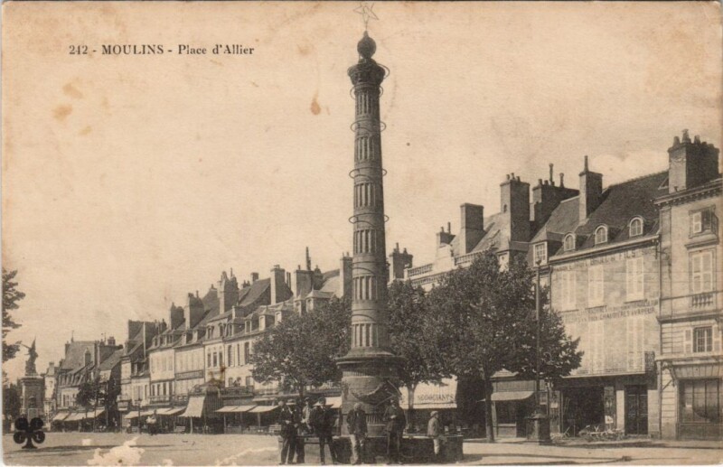 Carte postale ancienne Moulins Place d'Allier France à Moulins