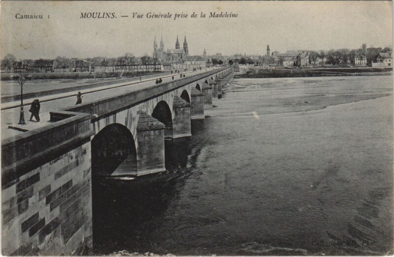 Carte postale ancienne Moulins Vue Generale prise de la Madeleine France à Moulins