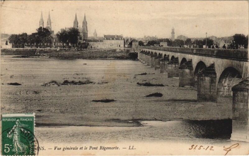 Carte postale ancienne Moulins Vue Generale et le Pont Regemorte France à Moulins