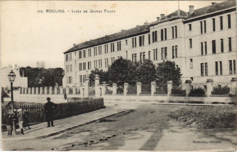 Carte postale ancienne Moulins Lycee de Jeunes Filles France à Moulins