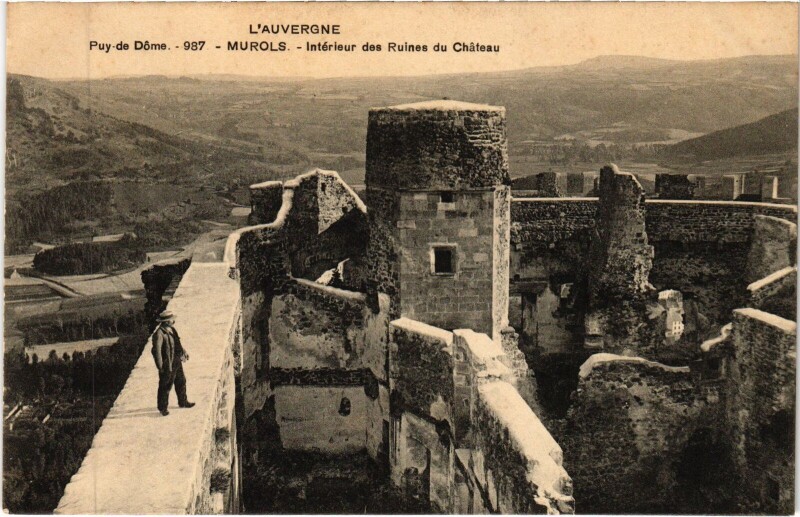 Carte postale ancienne Murol Interieur des Ruines du Chateau à Murol