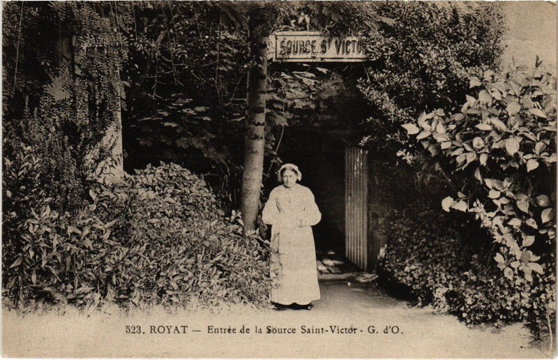 Carte postale ancienne Royat Entree de la Source Saint-Victor à Royat