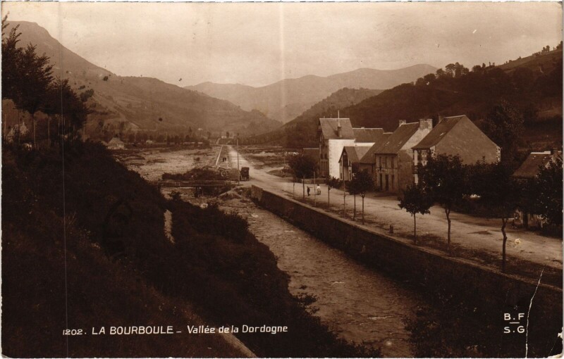 Carte postale ancienne La Bourboule Vallee de la Dordogne à La Bourboule