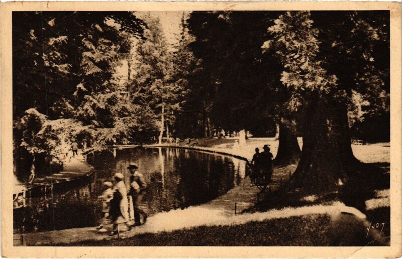 Carte postale ancienne La Bourboule Le Parc Fenestre à La Bourboule