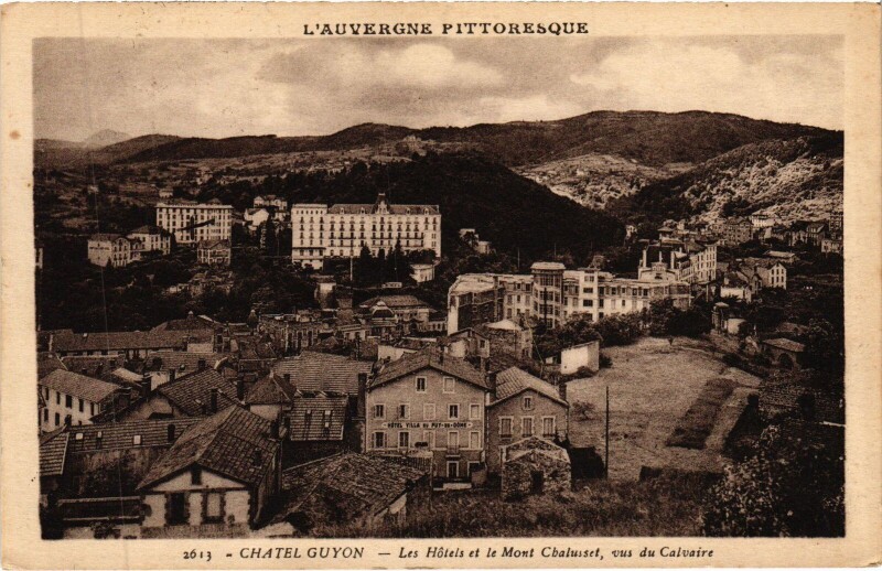 Carte postale ancienne Chatel-Guyon Les Hotels et le Mont Chalusset à Chalus