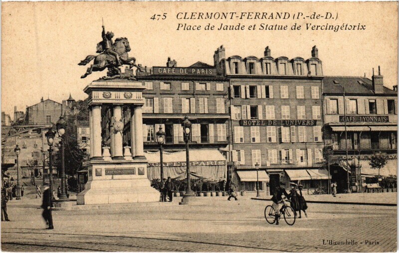Carte postale ancienne Clermont-Ferrand Place de Jaude et Statue de Vercingetorix à Clermont-Ferrand