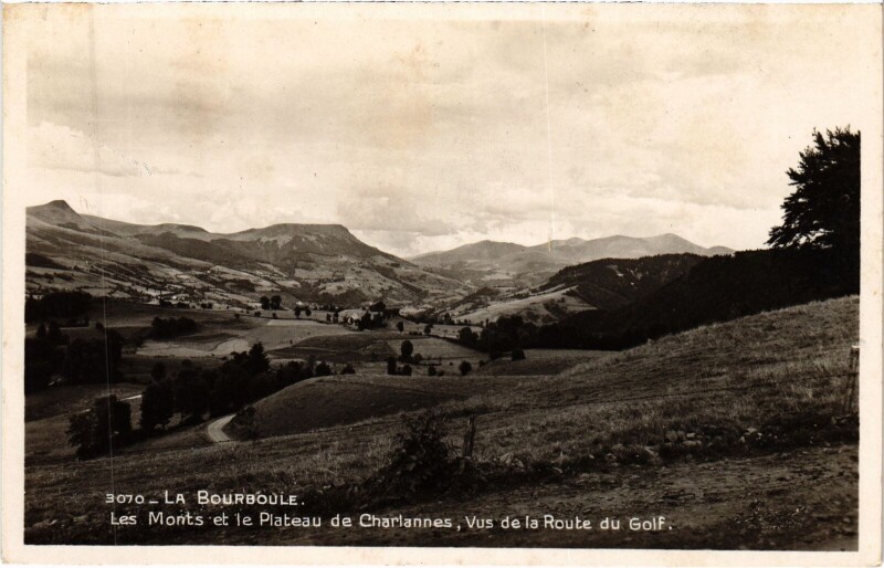 Carte postale ancienne La Bourboule Les Monts et le Plateau de Charlannes à La Bourboule