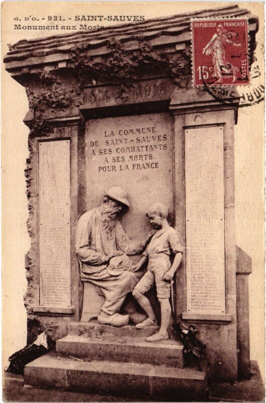 Carte postale ancienne Saint-Sauves-d'Auvergne Monument aux Morts à Saint-Sauves-d'Auvergne