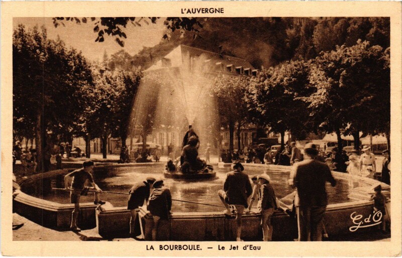 Carte postale ancienne La Bourboule Le Jet d'Eau à La Bourboule