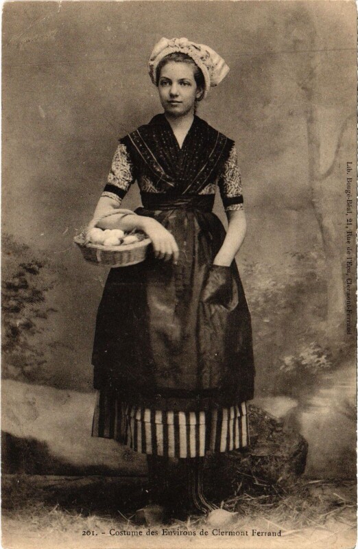 Carte postale ancienne Clermont-Ferrand Environs - Costume - Femme - Type à Clermont-Ferrand