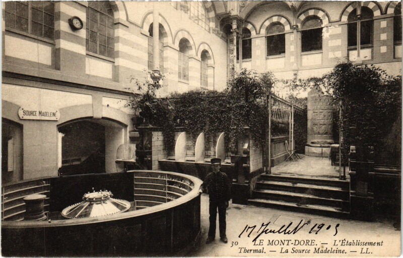 Carte postale ancienne Le Mont-Dore L'Etablissement Thermal - La Source Madeleine à Mont-Dore