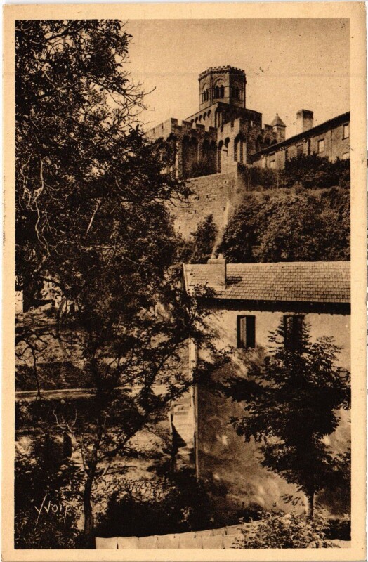 Carte postale ancienne Royat La Vieille Eglise Fortifiee vu des Bords de la Tiretaine à Royat