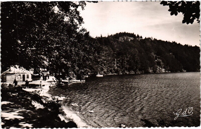Carte postale ancienne Le Lac Pavin - Terrasse et Maison du Pecheur