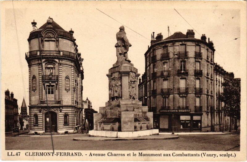 Carte postale ancienne Clermont-Ferrand Avenue Charras et le Monument aux Combattants à Clermont-Ferrand