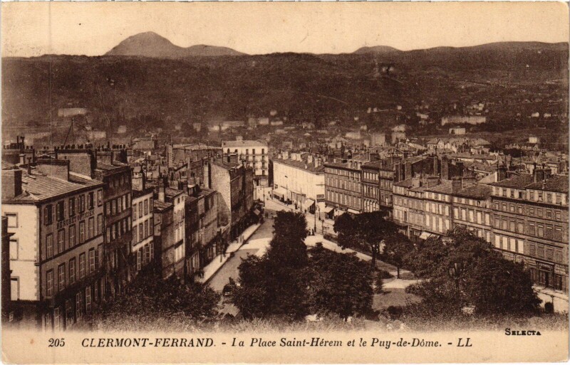 Carte postale ancienne Clermont-Ferrand La Place Saint-Herem et le Puy-de-Dome à Clermont-Ferrand