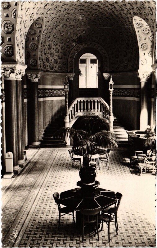 Carte postale ancienne Chatel-Guyon Hall d'Entree de lEtablissement Thermal