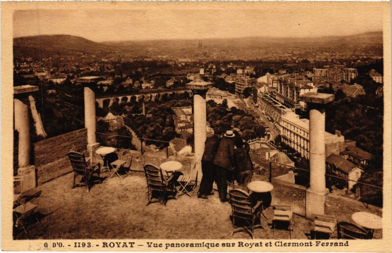 Carte postale ancienne Royat Vue Panoramique sur Royat et Clermont Ferrand à Clermont-Ferrand