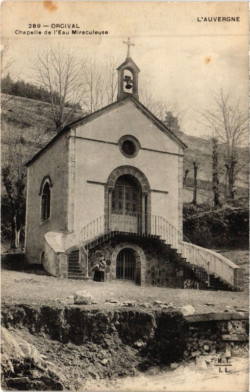 Carte postale ancienne Orcival Chapelle de l'Eau Miraculeuse à Orcival
