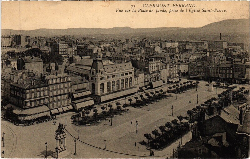 Carte postale ancienne Clermont-Ferrand Vue sur la Place de Jaude à Clermont-Ferrand