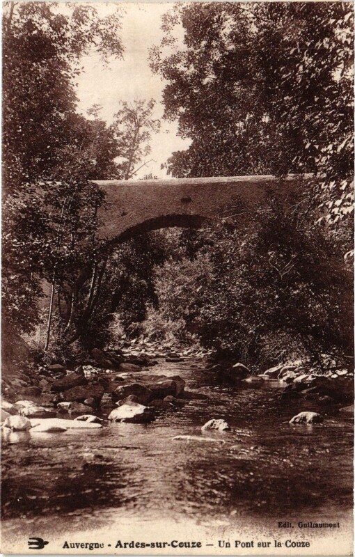 Carte postale ancienne Ardes-sur-Couze Un Pont sur la Couze à Ardes