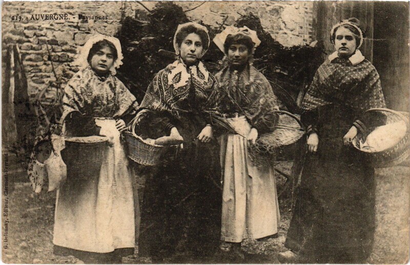 Carte postale ancienne Auvergne - Paysannes - Types