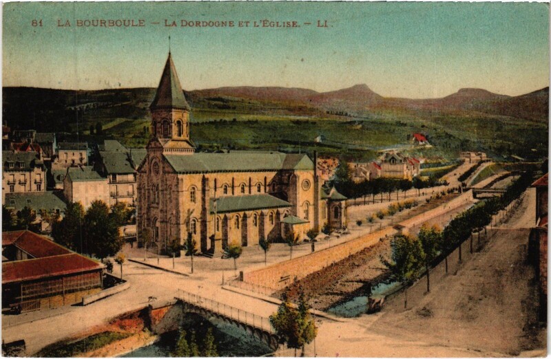 Carte postale ancienne La Bourboule La Dordogne et l'Eglise à La Bourboule
