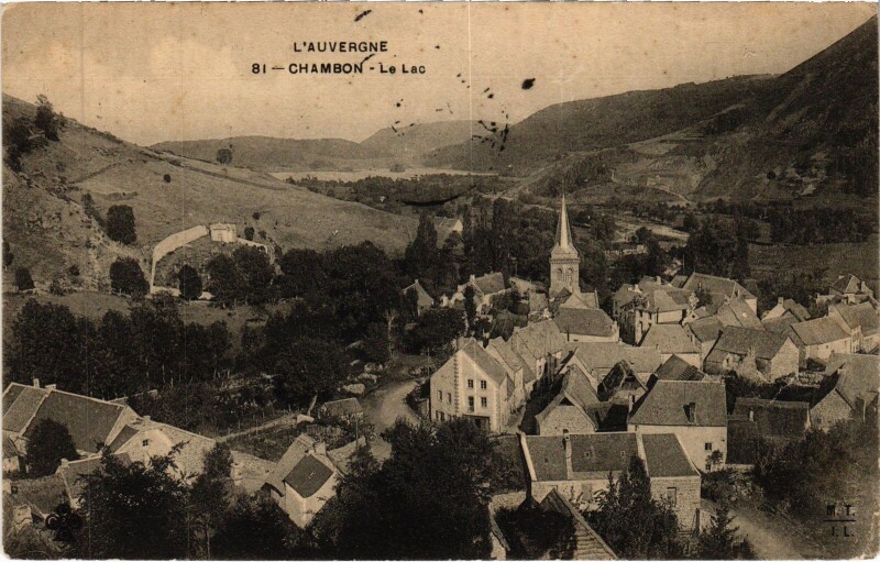 Carte postale ancienne Chambon-sur-Lac Vue Generale - Le Lac à Chambon-sur-Lac