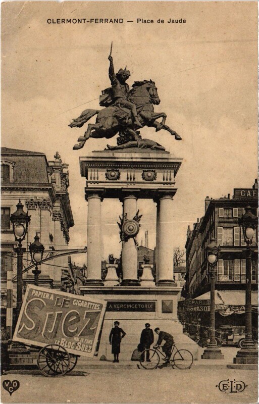 Carte postale ancienne Clermont-Ferrand Place de Jaude à Clermont-Ferrand