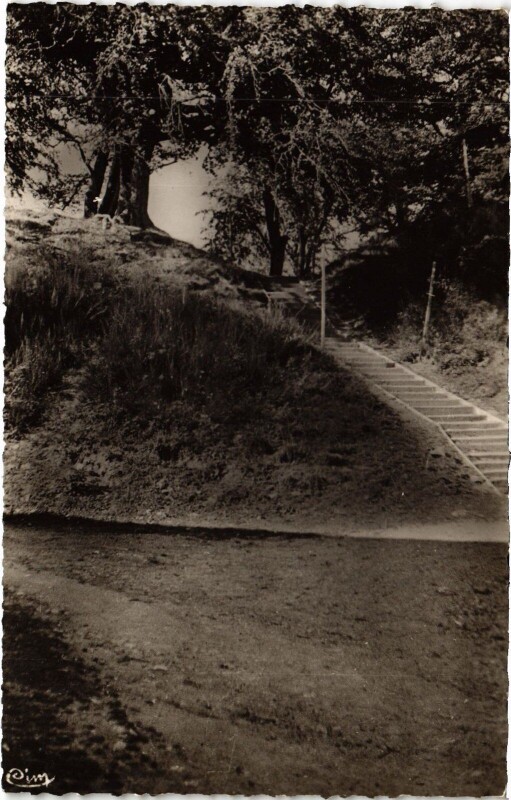 Carte postale ancienne Giat Tumulus - L'Escalier