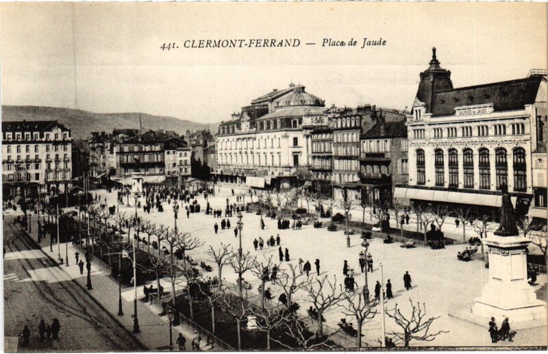 Carte postale ancienne Clermont-Ferrand Place de Jaude à Clermont-Ferrand