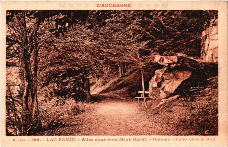 Carte postale ancienne Lac Pavin - Allee sous Bois - Dolmen - Echo vers le Sud
