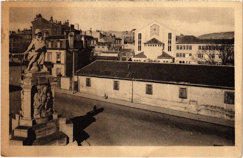 Carte postale ancienne Clermont-Ferrand Pensionnat Godefroy-de-Bouillon à Clermont-Ferrand