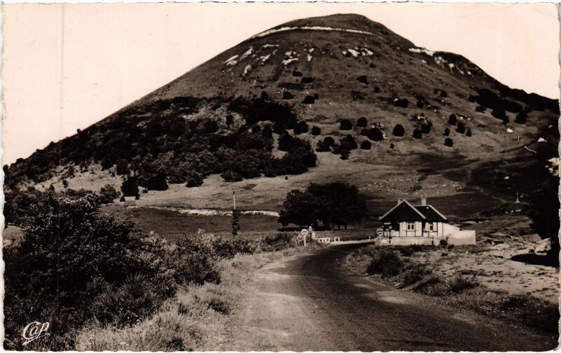 Carte postale ancienne Le Puy de Dome vu du Peage