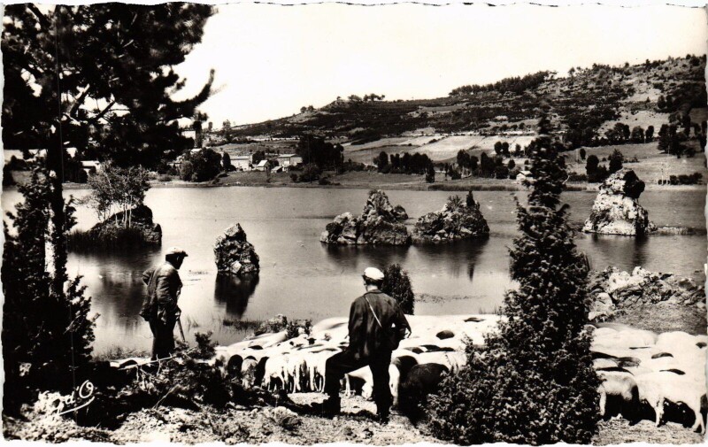 Carte postale ancienne Route Thermal Clermont-Ferrand le Mont-Dore - Lac de Cascade à Clermont-Ferrand
