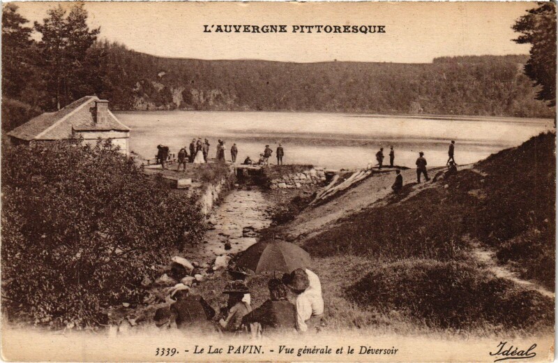 Carte postale ancienne Le Lac Pavin - Vue Generale et le Deversoir
